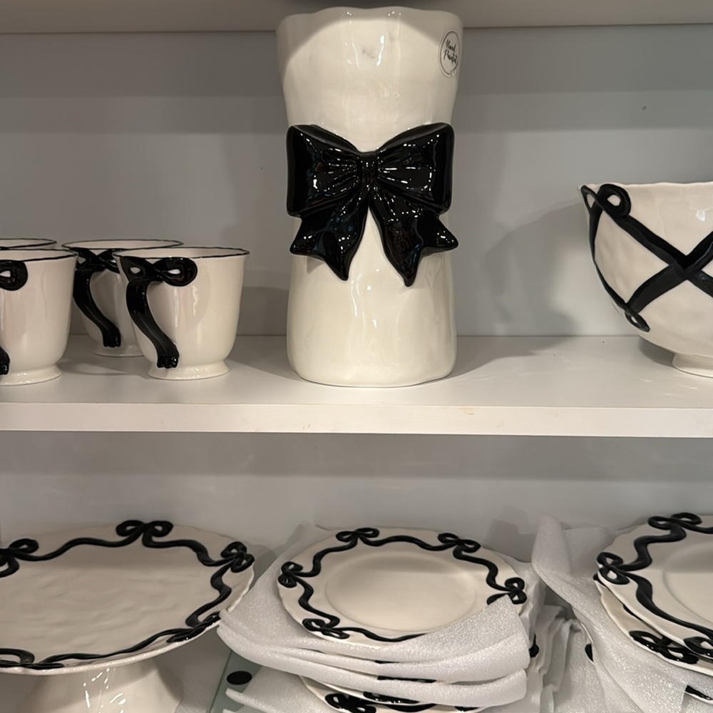 Elegant White Vase with Black Bow Accent benedita - Picture 2 of 6
